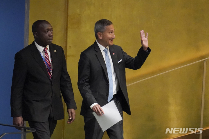 [유엔본부=AP/뉴시스] 비비안 발라크리쉬난(오른쪽) 싱가포르 외무장관은 지난 24일(현지시간) 유엔 총회 연설을 앞두고 인사를 하면서 회의장에 입장하고 있다. 2022.09.26 