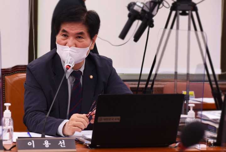 [서울=뉴시스]이용선 더불어민주당 의원이 국정감사에서 질의하고 있다. (사진=이용선 의원실 제공) 2022.09.26. photo@newsis.com