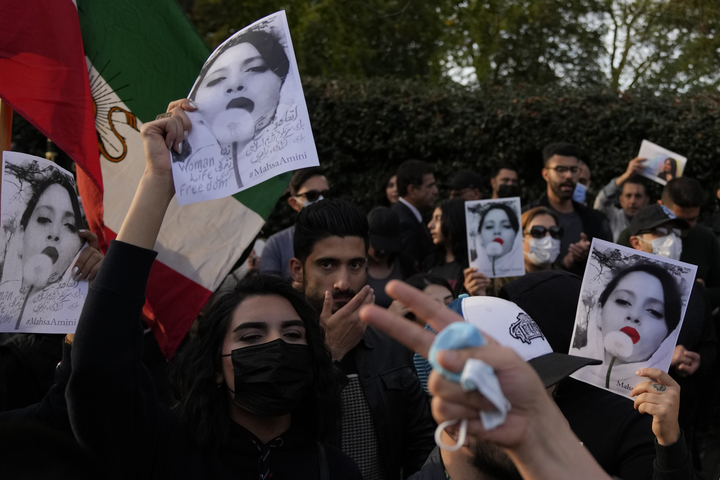 ‘히잡 의문사’에 반발하는 격렬한 시위가 이란 곳곳에서 확산하는 가운데 영국 런던과 프랑스 파리에서도 이란 대사관 앞에서 항의 시위가 벌어져 시위대와 진압경찰이 충돌했다. 출처:AP *재판매 및 DB 금지
