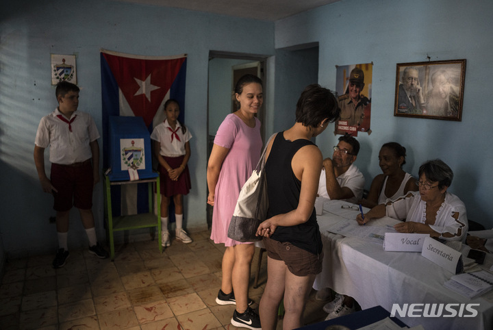 [아바나=AP/뉴시스]쿠바 아바나의 새 가족법 국민투표가 진행되는 25일(현지시간) 두 여성이 투표에 동참하고 있다. 2022.09.27