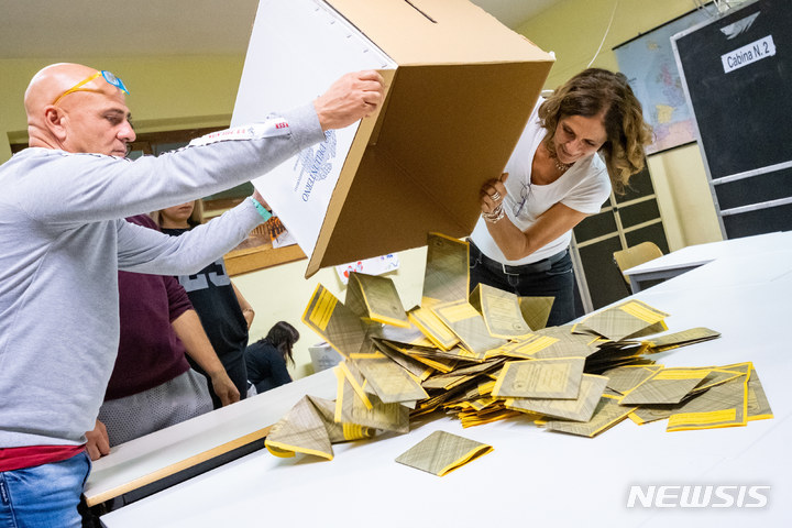 [토리노(이탈리아)=AP/뉴시스] 25일(현지시간) 이탈리아 토리노에서 관계자들이 총선 투표지를 개표하고 있다. 2022.09.26.