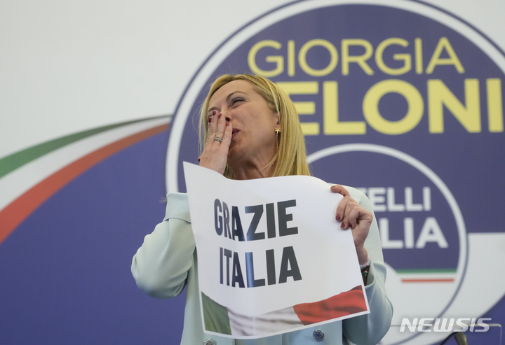 [로마=AP/뉴시스] 조르자 멜로니 '이탈리아의 형제들'(FdI) 대표가 25일(현지시간) 이탈리아 로마에 위치한 선거 캠프에서 이탈리아어로 "고맙습니다 이탈리아"라고 쓰인 플래카드를 들어보이고 있다. 2022.09.26.