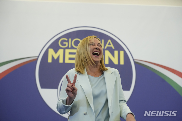 [로마=AP/뉴시스] 조르자 멜로니 이탈리아 형제당 대표가 25일(현지시간) 로마에 있는 당 선거본부에서 승리의 'V'를 그리며 활짝 활짝 웃고 있다. 이날 치러진 이탈리아 조기 총선에서 극우 이탈리아 형제당이 주축이 된 우파연합이 승리했다는 출구 조사가 나와 사상 처음으로 여성 총리가 탄생할 것으로 관측되고 있다. 2022.09.26.