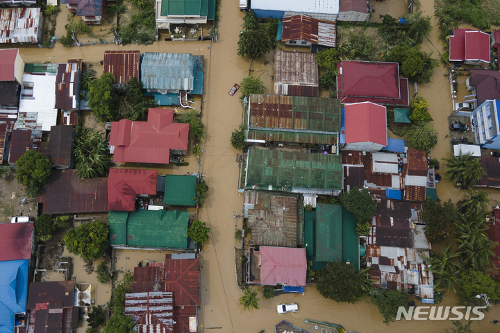 [산미구엘(필리핀)=AP/뉴시스]드론으로 촬영한 이 이미지는 26일 필리핀 불라칸주 산미구엘 마을에서 태풍 노루로 침수된 도로를 차량들이 지나고 있는 모습을 보여준다. 26일 태풍 노루가 필리핀 북부를 강타하여 홍수와 정전을 일으켰다. 2022.09.26.
