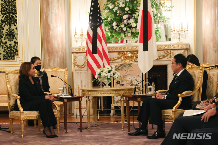 [도쿄=AP/뉴시스] 카멀라 해리스(왼쪽) 미국 부통령이 26일 일본 도쿄의 아카사카궁 영빈관에서 기시다 후미오 총리와 면담하고 있다. 해리스 부통령은 27일 열리는 아베 신조 전 총리의 국장에 참석하기 위해 일본에 도착했다. 2022.09.26.