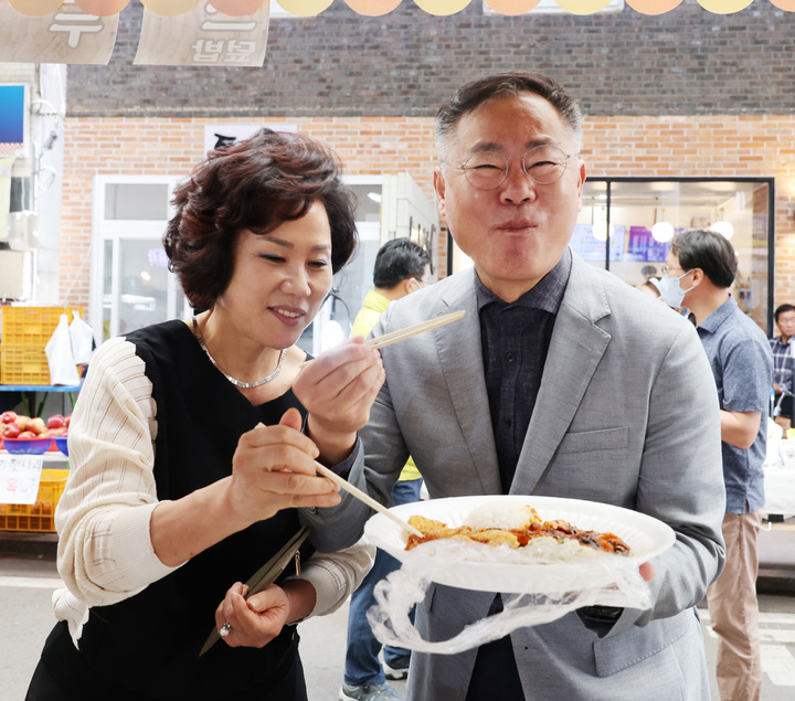 김재욱(오른쪽) 칠곡군수가 왜관시장에서 음식을 맛보고 있다. (사진=칠곡군 제공) *재판매 및 DB 금지