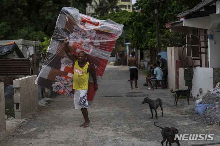 [바타바노=AP/뉴시스] 26일(현지시간) 쿠바 아바나 인근 마을 주민들이 허리케인 '이언'에 대비해 매트리스를 들고 안전한 곳으로 대피하고 있다. 열대성 폭풍에서 허리케인으로 세력을 키운 '이언'은 쿠바 서쪽으로 접근 중으로 28일경에는 미 플로리다주에 상륙할 것으로 보인다. 2022.09.27.