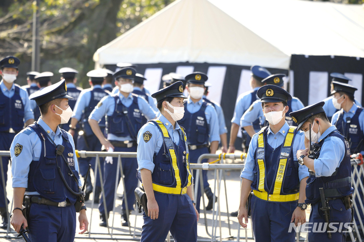 [도쿄=AP/뉴시스]일본 경찰이 27일 아베 신조 전 일본 총리의 국장이 열리는 도쿄 니혼부도칸 주변을 경계하고 있다.2022.09.27.