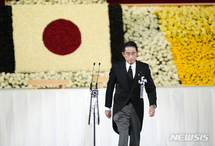 [도쿄=AP/뉴시스]기시다 후미오 일본 총리가 27일 도쿄 니혼부도칸에서 열린 아베 신조 전 총리의 국장에 참석했다. 2022.09.27. 