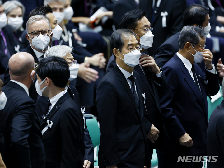 [도쿄=AP/뉴시스] 한덕수 총리가 27일 도쿄 닛폰부도칸에서 열린 아베 신조 전 일본 총리의 국장에 참석해 조문 순서를 기다리고 있다. 2022.09.27.