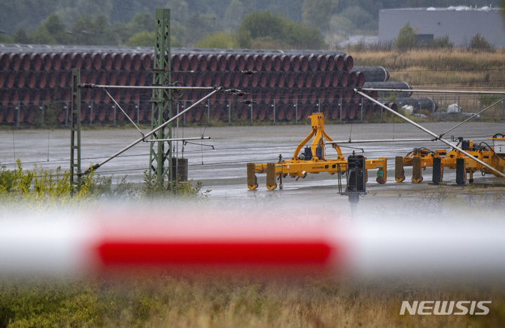 [루브민=AP/뉴시스] 지난 9월27일(현지시간) 독일 루브민의 항구에 노르트스트림2 가스관용 미사용 수송관이 놓여 있다.