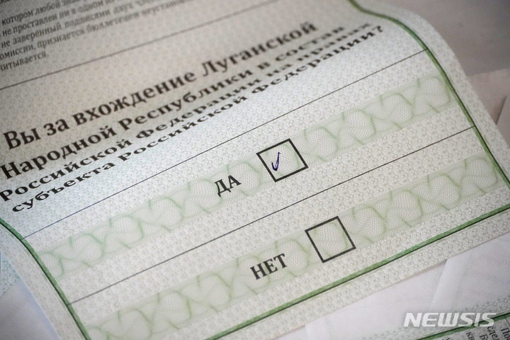 [루한스크=AP/뉴시스] 27일(현지시간) 우크라이나 동부 루한스크주에서 '예'로 표시된 투표용지가 투표함에 들어있다. 2022.09.28. 