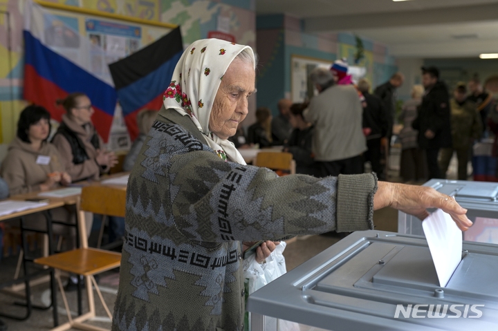 [우크라이나=AP/뉴시스] 한 여성이 27일(현지시간) 우크라이나 도네츠크 인민공화국의 수도 도네츠크에서 열린 국민투표에 참여하고 있다. 2022.09.28.