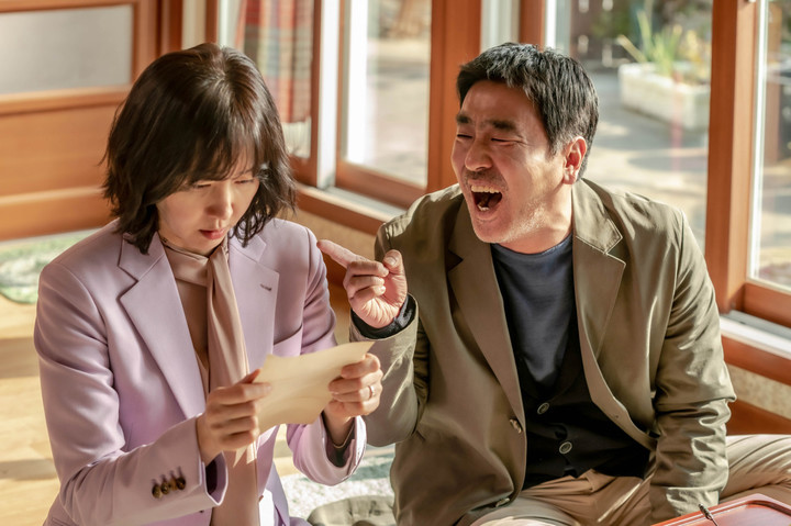 한국영화 2편 예매 1·2위…극장가 활기 찾을까