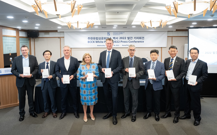 [서울=뉴시스]28일 주한유럽상공회의소(ECCK)가 한국 규제환경에 대한 유럽계 기업들의 건의사항을 담고 있는 '2022년도 ECCK 백서' 발간 기념 기자회견을 한국프레스센터에서 개최했다. *재판매 및 DB 금지