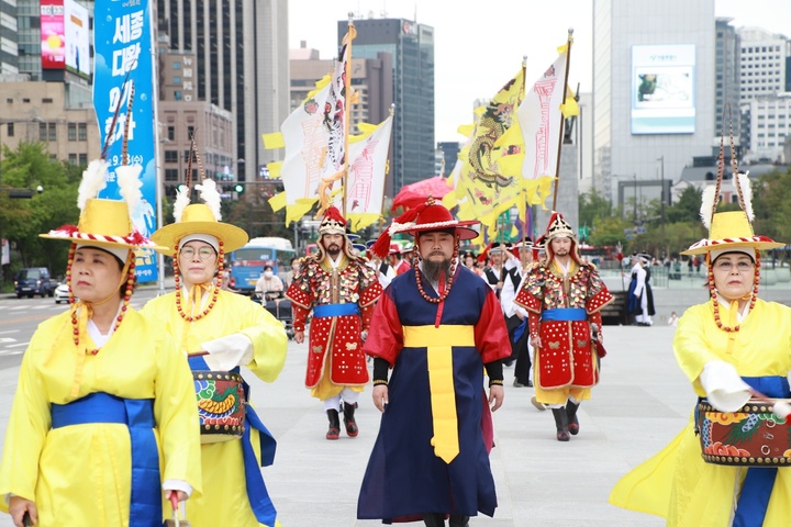 [청주=뉴시스] 임선우 기자 = 16회 세종대왕과 초정약수축제의 일환인 세종대왕 어가행차가 28일 서울 광화문광장에서 열리고 있다. 1444년 세종대왕의 초정 행차를 기념하기 위한 이 축제는 10월7일부터 9일까지 청주시 초정행궁 일원에서 펼쳐진다. (사진=청주시 제공) 2022.09.28. photo@newsis.com  *재판매 및 DB 금지