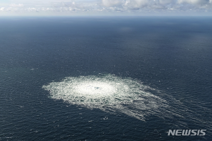 [AP/뉴시스] 발틱해 가스관의 가스누출이 처음 탐지된 다음날인 27일 사진으로 덴마크의 보른홀름섬 앞의 바다 수면에 가스 누출로 인한 물방울 생성등 수면특이 동향 장면 