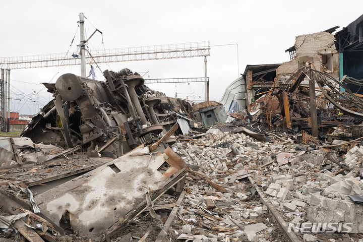 [하르키우=AP/뉴시스]28일(현지시간) 우크라이나 하르키우에서 러시아 로켓 공격으로 폐허가 된 철도 창고의 잔해. 2022.09.28.