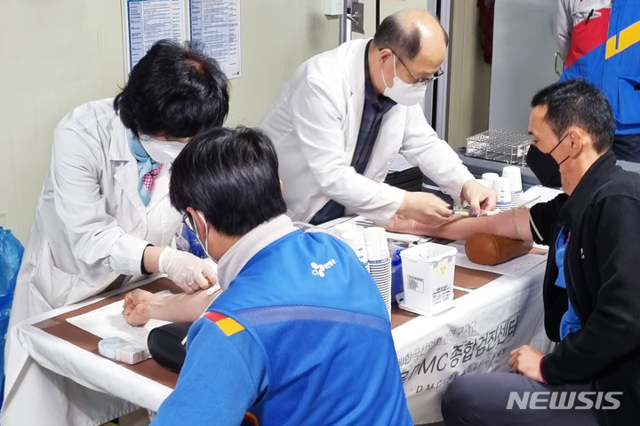 [서울=뉴시스]CJ대한통운 택배기사들이 택배 서브터미널에서 건강검진 서비스를 받고있다.(사진=CJ대한통운 제공) 2022.9.29 photo@newsis.com