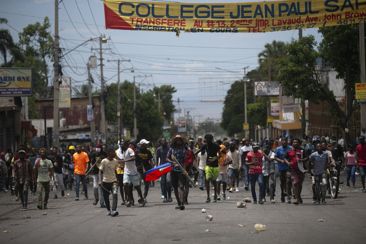 카리브해 섬나라 아이티에서 갱단 폭력사태로 지난 7월 일주일새 234명의 사상자가 발생하고 경제가 파국으로 치달으면서 식량난까지 덮치자 우리 외교당국은 교민들에게 철수를 권고했다. 출처:AP *재판매 및 DB 금지
