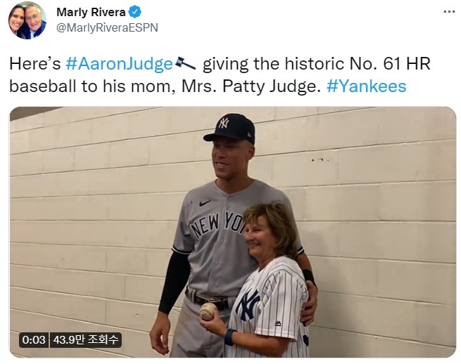 뉴욕 양키스 애런 저지(왼쪽)가 29일 토론토 블루제이스전에서 시즌 61호을 친 뒤 홈런볼을 어머니 패티 저지에게 건넸다. (사진=말리 리베라 트위터 캡처) *재판매 및 DB 금지