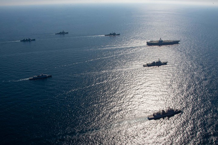 [서울=뉴시스] 한미 연합 해상훈련에 참가한 한미 해군 함정들이 29일 동해상에서 기동훈련을 하고 있다. (사진=해군 제공) 2022.09.29. photo@newsis.com *재판매 및 DB 금지