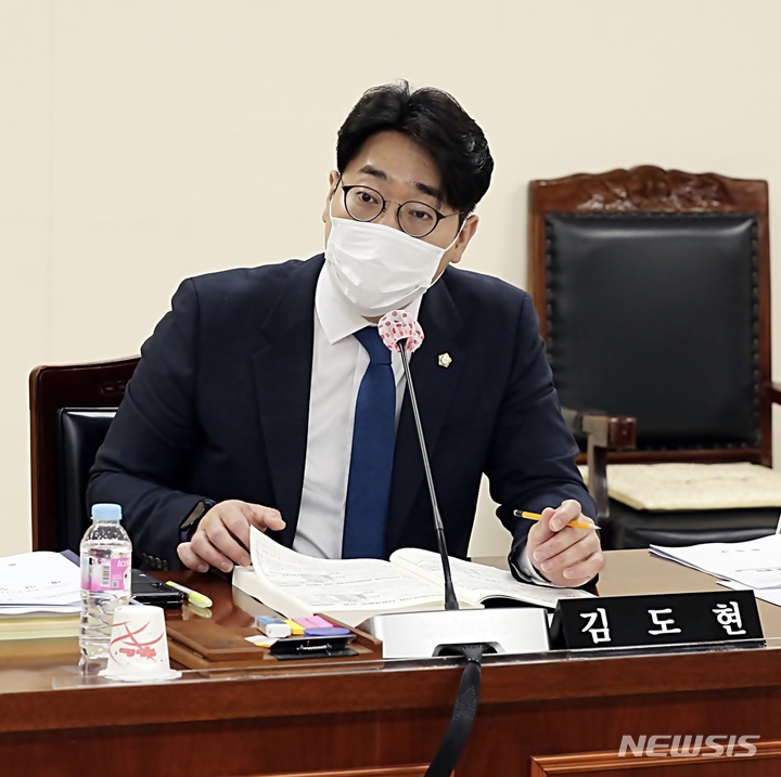 대표 발의에 나선 김도현 시의원.