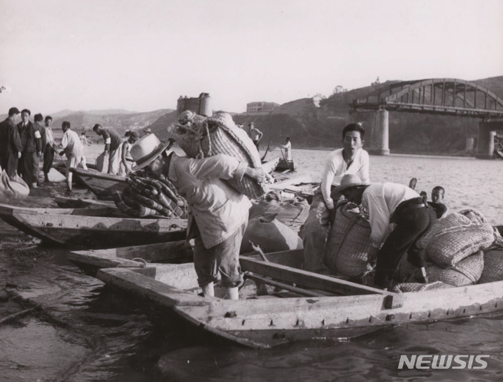 1950年朝鮮戦争でのソウル奪還以降、市民の暮らしは…写真・映像