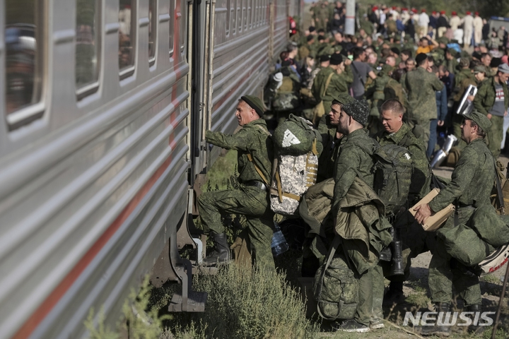 [볼고그라드=AP/뉴시스] 블라디미르 푸틴 러시아 대통령의 부분 동원령에 따라 징집된 예비군들이 29일(현지시간) 러시아 볼고그라드에서 기차에 오르고 있다. 2022.09.30.