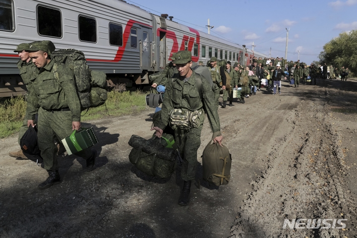 [볼고그라드=AP/뉴시스] 블라디미르 푸틴 러시아 대통령의 부분 동원령에 따라 징집된 예비군들이 지난 9월29일(현지시간) 러시아 볼고그라드에서 기차에 오르고 있다.