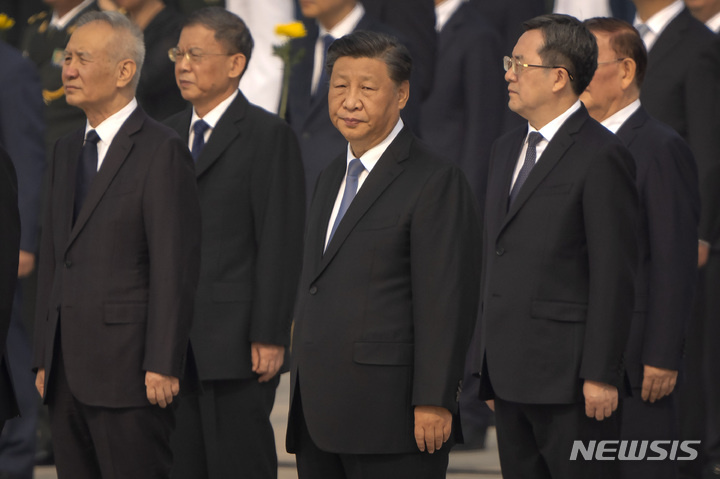 [베이징=AP/뉴시스] 시진핑 중국 국가주석이 30일 중국 베이징의 톈안먼 광장 인민영웅기념비에서 열린 열사기념일 행사에 참석해 있다. 2022.09.30.