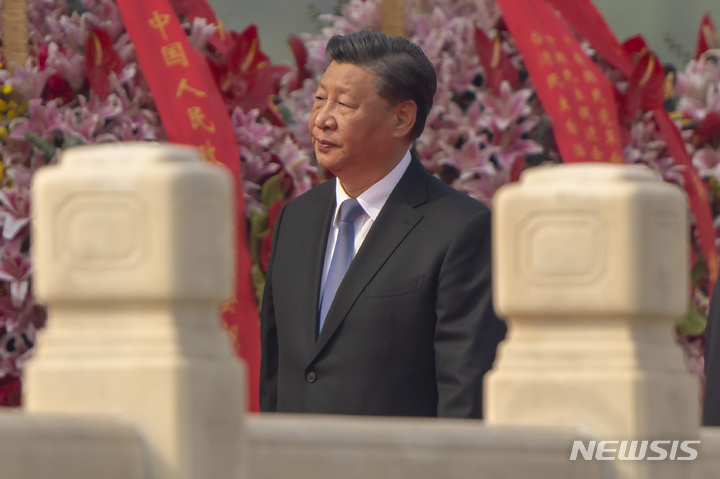 [베이징=AP/뉴시스] 시진핑 중국 국가주석이 30일 중국 베이징의 톈안먼 광장 인민영웅기념비에서 열린 열사기념일 행사에 참석해 화환을 지나고 있다. 2022.09.30.