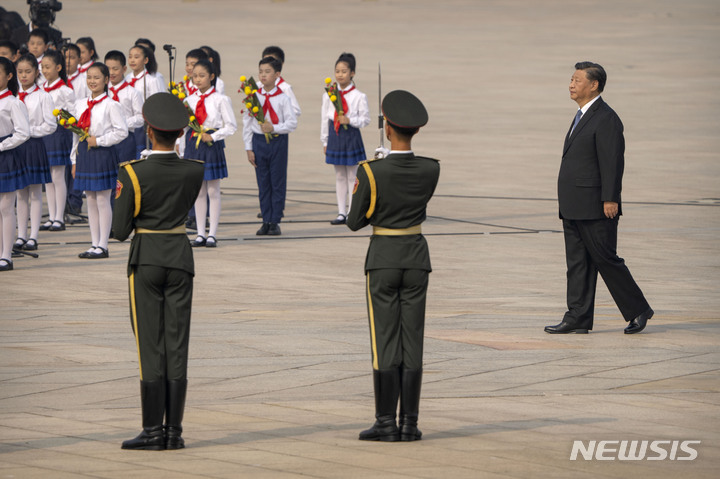 [베이징=AP/뉴시스] 시진핑 중국 국가주석이 30일 중국 베이징의 톈안먼 광장 인민영웅기념비에서 열린 열사기념일 행사장으로 걸어오고 있다. 2022.09.30.