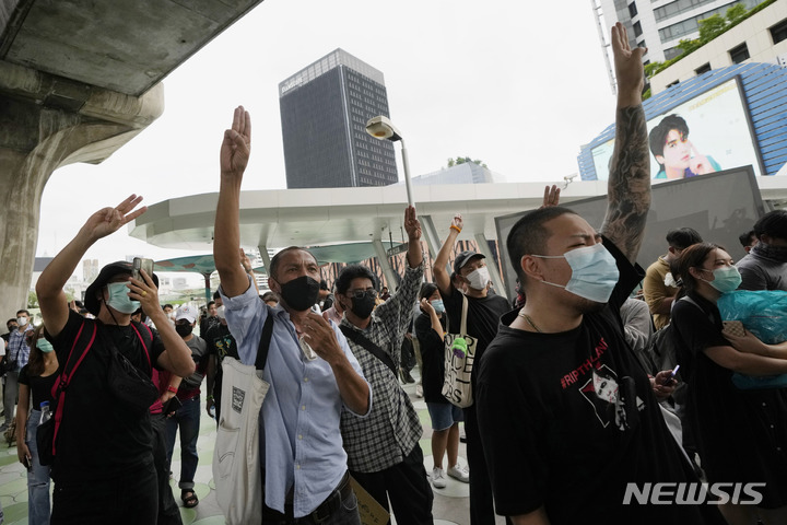 [방콕(태국)=AP/뉴시스]태국 반정부 시위대가 30일 수도 방콕에서 시위를 벌이며 저항을 상징하는 3손가락을 펼쳐보이고 있다. 태국 헌법재판소는 30일 쁘라윳 짠오차 총리가 재임 기간을 8년으로 제한하는 헌법 조항을 위반하지 않았다고 판결, 직무를 유지할 수 있도록 했다. 2022.9.30