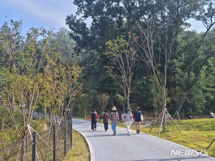  [수원=뉴시스]이준구기자=1일 영흥숲공원을 산책하는 시민들. caleb@newsis.com 2022. 10. 01