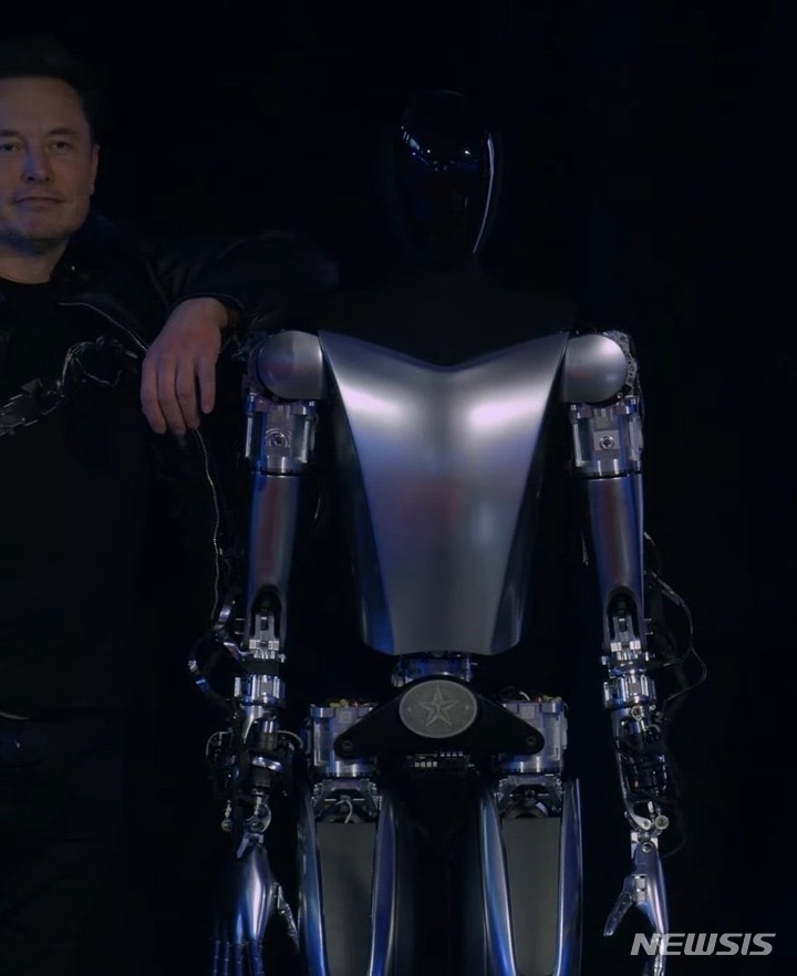 [서울=뉴시스] 일론 머스크 테슬라 최고경영자(CEO)가 30일(현지시간) '2022 AI(인공지능) 데이' 행사에서 테슬라의 휴머노이드 로봇 초기 개발 시제품을 선보였다. (사진=일론 머스크 트위터 캡처) 2022.10.01.