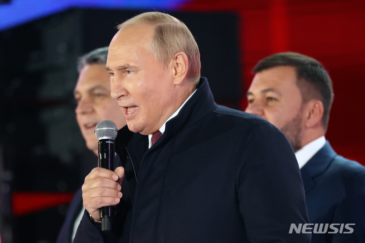 [모스크바=AP/뉴시스] 블라디미르 푸틴 러시아 대통령이 지난달 30일(현지시간) 모스크바 붉은광장에서 열린 우크라이나 점령지 병합 기념행사에 참석해 연설하고 있다. 2022.10.01.