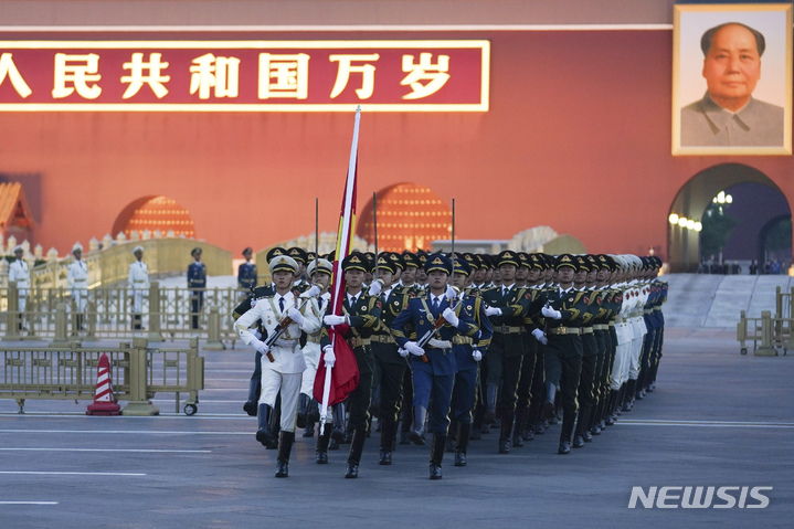 [베이징=AP/뉴시스] 중국 명예 경호원들이 1일 베이징 천안문 광장에서 열린 중화인민공화국 건국 73주년에서 국기 게양식을 위해 행진하고 있다. 2022.10.04.