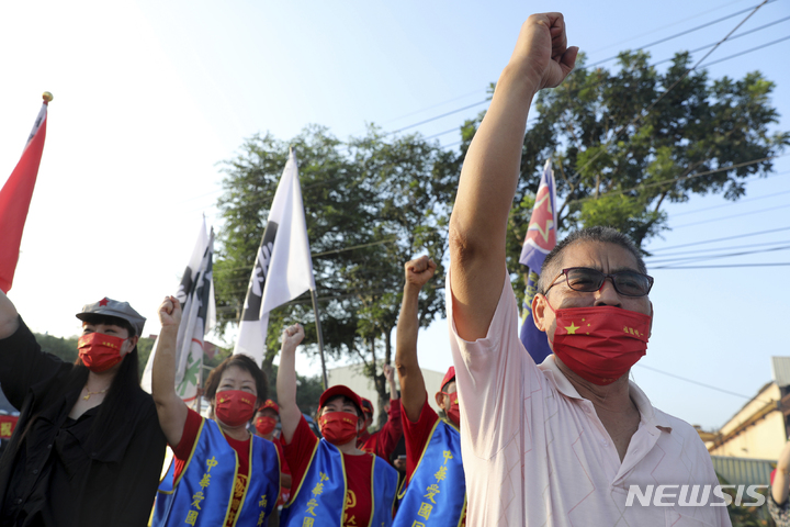 [대만=AP/뉴시스] 참가자들인 1일 대만 남부 타이난에서 대만 인민공산당이 주최한 국경일을 기념하는 행사에 참석해 "조국이여 영원하라"를 외치고 있다. 2022.10.04.
