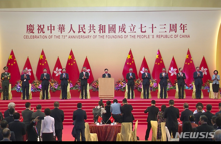 [홍콩=AP/뉴시스] 홍콩 최고경영자 존 리(John lee)가 1일 홍콩 컨벤션 센터에서 중국 국경일을 기념하기 위해 연설하고 있다. 2022.10.04.