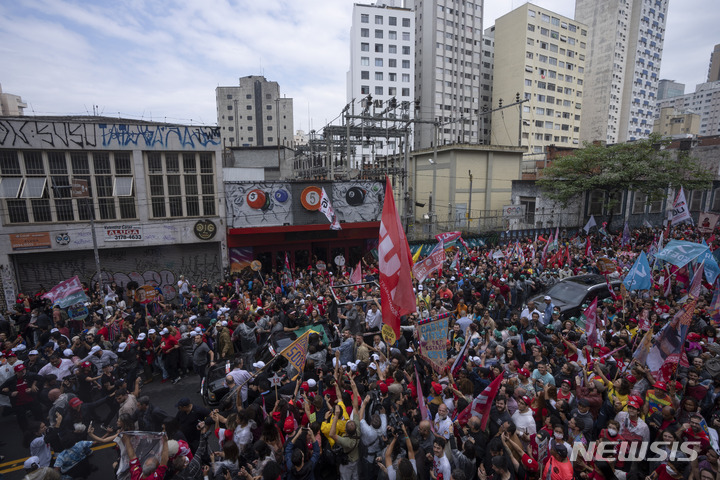 [AP/뉴시스] 브라질 대선1차 투표 하루전인 1일 룰라 전대통령이 상파울루에서 픽업트럭 유세를 하고 있다