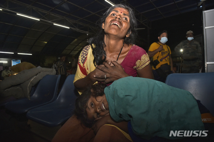 [칸푸르(인도)=AP/뉴시스]인도 북부 우타르프라데시주 주도 러크나우에서 남서쩍으로 100㎞ 떨어진 칸푸르의 한 병원에서 1일 밤(현지시간) 순례자들은 태운 트랙터가 연못으로 전복되면서 대부분 여성과 어린이들인 26명이 숨졌다. 병원에서 울부짖는 사망자들의 가족 모습. 2022.10.2 