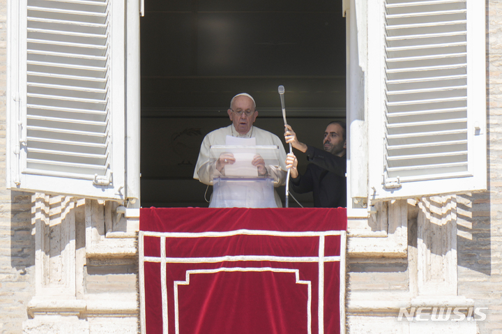 [AP/뉴시스] 프란치스코 교황이 2일 성베드로 광장이 내려다보이는 스튜디오 창 앞에서 정오 기도 메시지를 전하고 있다