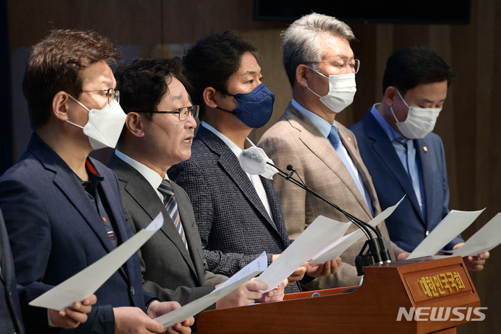 [서울=뉴시스] 최진석 기자 = 박범계(왼쪽 두번째) 더불어민주당 윤석열정권정치탄압대책위원장이 3일 오전 서울 여의도 국회 소통관에서 '감사원의 문재인 전 대통령 조사'와 관련해 발언하고 있다. (공동취재사진) 2022.10.03. photo@newsis.com