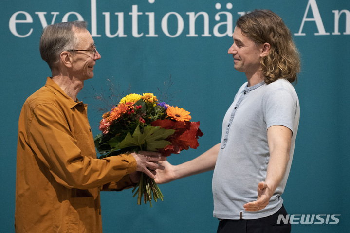[라이프치히=AP/뉴시스] 스반테 파보가 3일(현지시간) 기자회견에 앞서 요하네스 크라우스 진화인류학 연구소 소장에게 수상을 축하받고 있다. 스웨덴 과학자 스반테 파보는 생리학과 진화 인류학을 통한 발견으로 2022년 노벨 생리의학상을 수상했다. 2022.10.04.