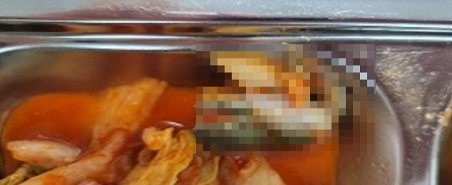 [서울=뉴시스] 죽은 개구리가 군 급식에서 발견된 사례. 2022.10.04. <송범석 의원실 제공> *재판매 및 DB 금지