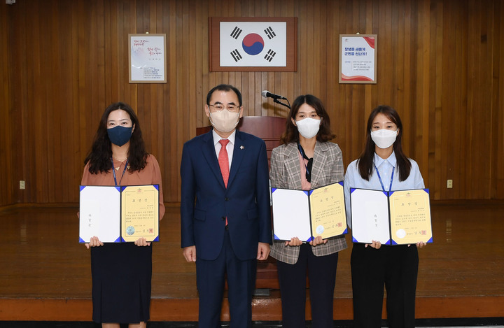 사진 왼쪽부터 윤성경 주무관, 김부영 군수, 김영해 주무관, 문은주 주무관. *재판매 및 DB 금지