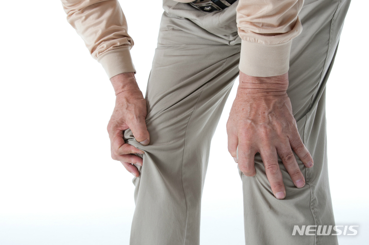 [서울=뉴시스]노인이 관절염으로 무릎 통증을 호소하고 있다. (사진= 자생한방병원 제공) 2022.10.04