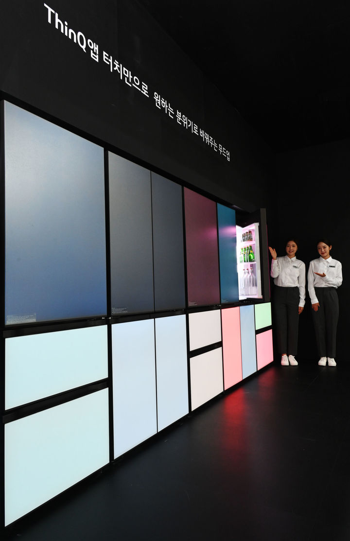 [서울=뉴시스] 서울 삼성동 코엑스에서 열리는 한국전자전(KES 2022)에서 LG 씽큐 앱을 통해 원하는 컬러를 선택해 냉장고 도어 색상과 주방 분위기를 바꿀 수 있는 LG 디오스 오브제컬렉션 무드업(MoodUp)을 선보였다.(사진=LG전자 제공) 2022.10.04. photo@newsis.com  *재판매 및 DB 금지