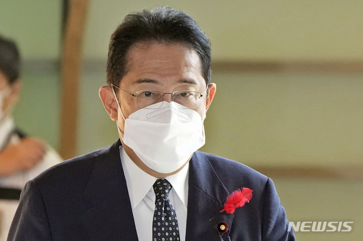 [도쿄=교도·AP/뉴시스]기시다 후미오 일본 총리가 지난 4일 도쿄의 총리 관저에 도착하고 있다. 2022.10.07.